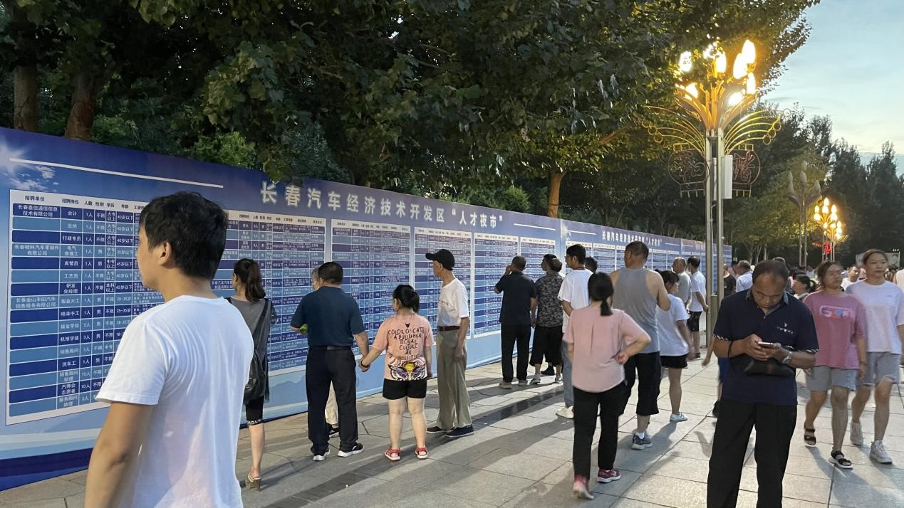 夜市烟火气 让就业服务接地气——汽开区2021年第一场“人才夜市”火热开启